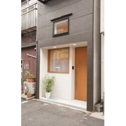 文京区の風情ある街にたたずむ、小さな一戸建てをスケルトンリフォームしました。
正確な築年数は不明（おそらく築50年ほどです）、内部は既に解体されかけておりそのままではとても住める状態ではありませんでした。
今回はギャラリーを兼ねたセカンドハウスというご要望でしたので、ギャラリースペース、そして実際に生活もできる水回りスペースを限られたスペースに納め、遊び心あふれる空間を創り上げていきました。
