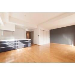 築21年のマンションをフルリフォームしました。開放感のあるリビングをご要望でしたので、リビングと隣り合った和室を洋室に変更し、リビングの一部に取り込みました。