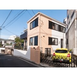 お住まいの外まわりを一新しました。外壁と塀は白と薄茶のツートーンカラーで明るい雰囲気を出しながらも艶感を抑えることで落ち着いた光沢の質感に。コケが生えていた屋根はモスグリーンで塗装しています。バルコニーに関しては老朽化が進んでいたため撤去し、これまでよりもワイドなバルコニーを新設しました。また、ポストやお庭の小屋屋根なども合わせて交換、外から見たお家の印象もガラリと変わりました。
