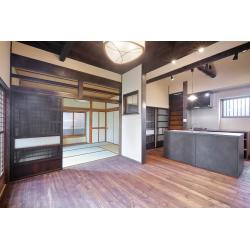 築60年ほどのご実家で経年による老朽化が進んでいたため、以前から建替えもご検討されていましたが「思い入れのある家なので建替えではなく、終の棲家としてリノベーションして住みたい。」とフルリノベーションを決意されました。終の棲家として、これからも安心・安全で快適に暮らせるように耐震補強や断熱改修をおこない、「昭和レトロ・和モダン」をテーマに、ガラス・木・タイルなどの素材感にも徹底的にこだわり、安全性・快適性・利便性・デザイン性など全ての要素を高い次元でまとめ上げた、素敵な古民家風リノベーション住宅が完成しました。
