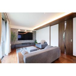 ”木・水・石”それぞれをイメージしたデザインや素材をアクセントに取り入れ、ダークトーンで落ち着きがありつつもナチュラル感のある雰囲気に仕上げました。