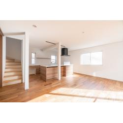 購入した中古戸建てを開放的な間取りでお子様やワンちゃんが広々と過ごせるように、家事育児がしやすい回遊型のアイランドキッチンや広々としたLDK、趣味の服や靴を仕舞える大容量の収納増設、好みのインテリアデザインなど、ご希望を叶えておしゃれなお家に生まれ変わりました。