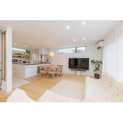 中古購入した戸建て物件を自然素材をふんだんに使用し、リノベーション。「本物志向」「こだわり」が宿る素晴らしい住まいへ。