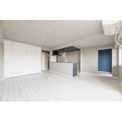 中古購入したマンションを『家事ラク・スッキリ・モノトーン』をテーマに、単なる色の統一に留まらず、白・黒・グレーを基調とし、生活感を削ぎ落としたモノトーン空間を実現。クールな佇まいの裏側に、日々の家事をスムーズにする機能性を潜ませた、『家事ラク・リノベーション』が完成しました。