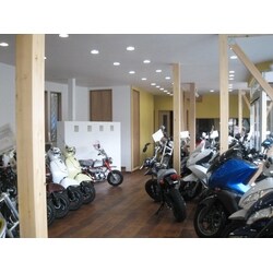 バイクショップを自然素材でおしゃれにリフォーム