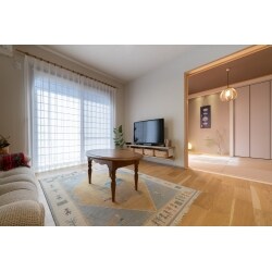 構造上和室の解体が難しいため、既存の和室を残しつつ内装を一新。一体感のある空間になりました。