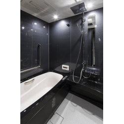 LIXILの浴室「スパージュ」です。肩湯のある広い浴槽やオーバーヘッドシャワーなどが搭載された、くつろぎを追及した浴室です。