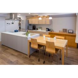 アイランドキッチンで家事ラク動線を叶え、たっぷりの収納で明るくスッキリと暮らせる住まいをご提案。横並びダイニングのレイアウトはL字型のLDKを活かし、便利な回遊動線を実現しました。