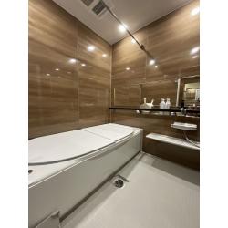 築27年、一戸建ての浴室・トイレをリフォームしました。以前洗面リフォームを行ったお客様より今回は浴室、トイレのリフォームをご依頼いただきました。
タイル貼りの在来浴室がユニットバスになり、トイレはリクシル「サティスG」へリフォーム。快適な水まわり空間となりました。