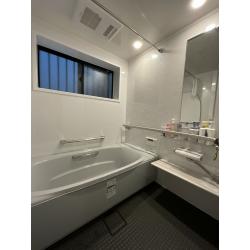 タイル張りで冬は冷たかった在来浴室を、LIXIL「リデア」 へリフォーム。
「キレイサーモフロア」で足元の冷たさを軽減し、断熱仕様の「サーモバスS」でお湯が冷めにくく、快適な入浴時間を実現しました。
さらに、「スイッチ付エコアクアシャワー」や「お掃除浴槽」など、機能面でも大きく進化。
ホワイトストーンのアクセントパネル と グラニットグレーの床 が調和し、上質で落ち着いた雰囲気の浴室へ生まれ変わりました。