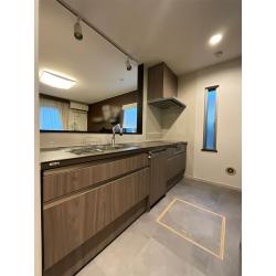 築16年の戸建にお住まいのご家族より、ガスコンロの不調をきっかけにキッチンのリフォームをご相談いただきました。使い勝手の良さとデザイン性からLIXIL「リシェルSI」を採用。 初めてのリフォームということで不安もあったそうですが、丁寧な対応と寄り添ったご提案に安心してお任せいただけたとのことです。