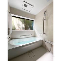 築35年の戸建て住宅にお住まいのお客様。水まわりの老朽化をきっかけに、これからの暮らしを見据えた安心感とお手入れのしやすさを重視したリフォームをご検討されました。
数年前に弊社でビルトインコンロのリフォームを行ったご縁もあり、今回もショールームへご来館。ご相談当初からTOTO製品をご希望され、必要な機能を厳選しながら、快適に使い続けられるオールTOTOの水まわりリフォームを実現しました。