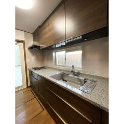 横浜市戸塚区にお住まいのO様より、築25年を迎えた戸建住宅のキッチン・浴室・洗面リフォームのご依頼をいただきました。
タカラスタンダードのショールームをご見学後、当社をご紹介いただいたことがきっかけです。豊富な施工実績も安心材料となり、ご相談をお任せいただきました。
打ち合わせではリフォーム以外の話題でも盛り上がり、「とても相談しやすかった」とO様。数多くのアドバイスも参考にしていただきながら、ご家族の使い勝手に寄り添った、心地よい水まわり空間が完成しました。