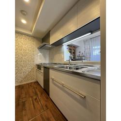 築22年のマンションキッチンを、リクシル「リシェルSI」で心地よく使いやすい空間へリフォーム。扉カラーにはやわらかな「クリエアイボリー」を採用し、明るく上質な雰囲気に。ウィリアム・モリスの「フルーツ」のアクセントクロスを取り入れ、毎日の調理時間が楽しくなる、やさしい彩のキッチン空間に仕上がりました。