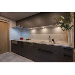 磯子区の築35年マンションにお住まいのM様ご夫妻。複数のショールームをじっくり巡り、少しづつ実現したい方向性が固まり、「グレーの世界観でまとめたい」というイメージが出来上がったそうです。住まい全体は、グレーとブラックを基調にしたホテルライクな空間へ。「掃除がラク、というより、汚れにくいのが本当に嬉しい」とご夫妻。検討を重ねたイメージやこだわりがカタチになり快適で上質な空間が完成しました。