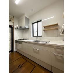 築35年、一度も水廻りのリフォームをされていなかったため、設備の古さが気になっていたお施主様。キッチンや浴室を中心に、洗面・トイレまで気になる箇所をまとめてリフォームされました。
色味はホワイト系で統一し、シンプルで清潔感のある空間に。ご家族皆さまが喜ばれる、満足度の高いリフォームとなりました。