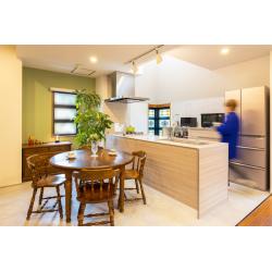 ステンドグラスやアンティーク家具が映える、築32年のI様邸。細かく区切られていたLDKは、広さや天窓の光を十分に活かしきれていないことが課題でした。今回のリノベーションでは、キッチンの位置変更を含めて間取りを一新し、LDKをひと続きの開放的な空間へ。デッドスペースも解消され、自然光がやさしく行き渡ることで、住まい本来の趣がより引き立つ心地よい空間に生まれ変わりました。「最初から最後まで一緒に考えてくれる会社選びが大切だと実感しました」とI様。丁寧なプランニングと施工が、暮らしの質を高めています。