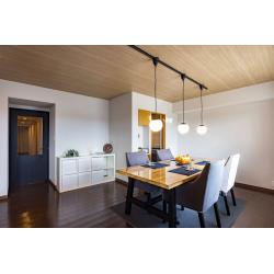 築34年の中古マンションを、家族の「こうしたい」という想いを大切にしながらリノベーション。「ホテルライク」「グレー」をテーマに、明るさの中に落ち着きのある上質な空間へと生まれ変わりました。当初は水まわりのみの予定でしたが、プランナーの提案でリビングまで範囲を拡大。デザイン性と機能性を兼ね備えた設備を採用し、快適さと居心地の良さに包まれた、ご家族みんながくつろげる住まいが完成しました。