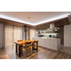 もともとは親世帯と子世帯が暮らしていた2世帯住宅。ご両親が旅立たれた後も、2階を家族の生活の場として住み続けてきたN様ご一家。ご主人の単身赴任が続くなか、奥様はひとりで家のことを守り続けてきました。そんな奥様への感謝を形にしたい…リノベーションは、ご主人から奥様へのプレゼントとして始まりました。

広々としたLDK、吹き抜けの復元、135インチのホームシアター、ヨガや料理教室の夢まで叶えられる空間「家にいると落ち着く」「幸せを感じる」。そんな言葉が自然とあふれる住まいが完成しました。