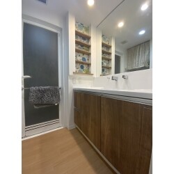 マンションの洗面室リフォーム。1面鏡は既存をそのまま残して、ニッチ造作と下台を交換しました。花柄のクロスでアクセントをつけ明るくおしゃれな洗面室へ生まれ変わりました。