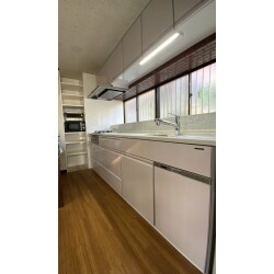 築40年が経つ戸建てのキッチンをタカラスタンダードのトレーシアにリフォーム。以前はキッチンの窓回りがレンガでしたが、ホーロークリーンパネルを貼りお手入れしやすくなりました。食洗機もシンク下に移動したのでキッチン全体がスッキリ。コンロ横には壁を作り造作で可動棚を新たに設け、収納スペースもたっぷり確保できた機能的なキッチンが完成しました。