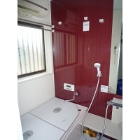 アクセントパネルでモダンで暖かい浴室に。