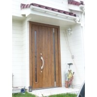 プチリフォームで南欧風な玄関に。