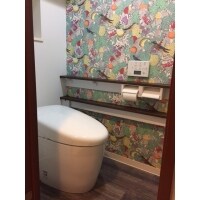 南国調クロスで楽しいトイレ空間に。