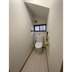 戸建てのトイレをTOTOのピュアレストQRへリフォームしました。内装も一新し、お施主様支給のタオル掛けとペーパーホルダーが似合う空間に大変喜ばれていました。