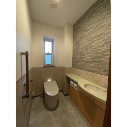 エコカラットと腰壁パネルを貼り、デザインと機能性を高めたトイレ空間。