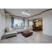 グレイッシュカラーのフローリングで明るい住まい