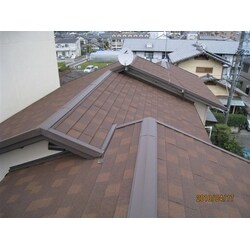 カラーベストに軽量天然石コーティング屋根材を葺き重ねました。