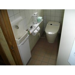 既存のタイルを残し、トイレ設備をとりかえたリフォーム