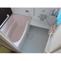 窓の影響でシャワーフックと鏡の取り付け位置が通常と違う浴室
