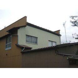窓枠との取り合いの防水処理方法は悪く雨漏りした金属外壁