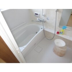 戸建住宅の浴室にマンション用のシステムバスを設置
