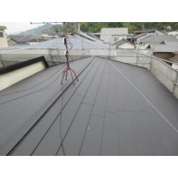 カラーベストと同じ横葺きの形状は、洋風な建物のデザインを損ないません。