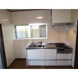 ホワイトのキッチンと壁により、部屋の明るさが倍増しました。扉式の収納から引き出し式の収納に変わり使い勝手の向上とともに収納力もUPしました。