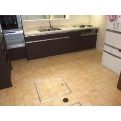 白いキッチンにイエローの床の明るいDKから、ライトブラウン系のチェック柄の床に白い壁の中にダークブラウンのキッチンが映える落ち着いたトーンのDKに様変わりしました。