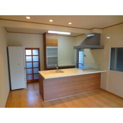 明るい木目調のキッチンが調度品の役目も果たす、落ち着きのあるLDKに仕上がりました。