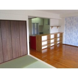 畳ルームとL・D・Kを合わせると、約２５帖のスペースになり、「仲間集めてパーティーしたくなる」ような素敵な空間が完成しました。