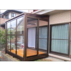 靴に履き替えることなく、部屋から外に洗濯ものを干したい方。雨を気にしないで外に洗濯ものを干したい方。強風でも躊躇することなく、外に洗濯ものを干したい方。そんな方にお勧めの施工事例です。海が近く、冬場になると強風が吹き、外に洗濯ものを干すことに心配を感じていましたが、これで心配はいりません。
