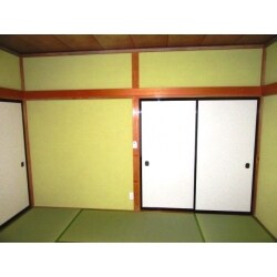昨今は洋間中心の家づくりが基本となり、和室が全く無い家も少なくありません。
また、和室を洋間にリフォームされる方も非常に多いのですが、今回のリフォームでは和室をリフォームすることにより、キレイに蘇らせました。
リフォーム用の砂壁、畳表替え、障子、襖の貼替まで行った結果、少し古臭くなっていた和室は、和風モダンのお洒落な空間に様変わりしました。