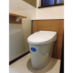 トイレに求めたいものは？
 １．シャワー便座などの機能
 ２．掃除がラクであること
３．安全性が高いこと
４．使い勝手が良いこと
５．小物が置けたリ収納できること
６．美しいこと
７．エコなこと
今回のリフォームでは、これらの条件を全て満たしてみました。
 使い勝手や安全性の向上よりも、「あっ！と、驚く見違える空間」に様変わりしました。 トイレ設備　LIXIL リフォレ（便器後部にはタンクと収納が隠れています）