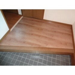 建物の床下の中で、基礎で区切られている箇所は、空気が入れ替わらず、湿気が溜まりやすくなります。その弊害として、カビや、シロアリなどの不快害虫が発生し易くなります。
 玄関タタキや、浴室・トイレなどは基礎で区切られている場合が多く、シロアリの発生源になり易い箇所です。
 今回は玄関ホールがシロアリ被害にあった事例を紹介します。
 玄関の床板は最近人気の高い、ナチュラルカラーを選んでいただき、がらりと雰囲気が変わりました。