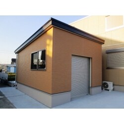 住居に合わせて、農作業小屋兼倉庫を新築しました。出入口は高さ2400mmの手動シャッターにして、背の高い物の出し入れが容易になるようにし、床は土間コンクリート仕上げです。内部は耐火ボードで仕上げ、余分な装飾は一切しておりません。木造のため、棚などは後から簡単に設置することが出来ます。