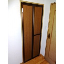 洗面室などのドアを廊下開きにすると、他のドアと干渉するため、使い勝手が悪くなってしまうが、やむ終えず部屋内側に開くようにしているケースは少なくないと思われます。
 今回は洗面室内に開くドアを、開き巾が半分になる折れ戸にリフォームして、洗面室側の使い勝手を高めた事例を紹介いたします。
 既設のドア枠の上に、新しい折れ戸を設置したため、工期は約半日で済みました。壁などを壊す必要もなく、費用も安くできました。