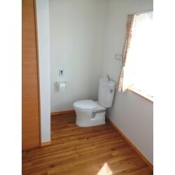 洋室内にトイレを設置しました。