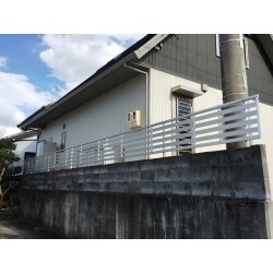 台風の影響により、風通りの悪かったフェンスが倒れてしまい、新しいフェンスを取付させていただきましたが、隣家が良く見える位置には、高さ1400mmタイプを、その他の部分は600mmタイプの風通りの良い商品を選択していただきました。