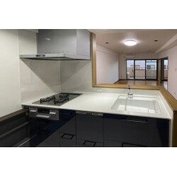 築２５年程度のマンションの一室で、キッチン・浴室・洗面・トイレの水廻り設備を刷新し、洋室の床の貼り替え、和室の畳表替えと押し入れのクローゼット化など全体を刷新するリノベーション工事を実施しました。